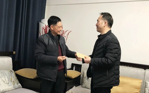 集團(tuán)領(lǐng)導(dǎo)春節(jié)前走訪慰問一線職工、困難職工和離退休老干部(圖2)