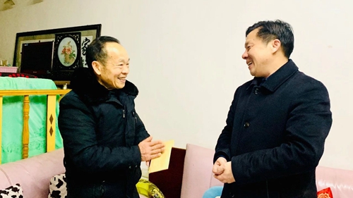 集團(tuán)領(lǐng)導(dǎo)春節(jié)前走訪慰問一線職工、困難職工和離退休老干部(圖3)