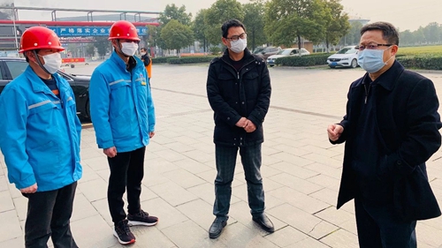 王大真到楚星公司和松滋肥業(yè)現場檢查疫情防控及安全生產情況(圖1)