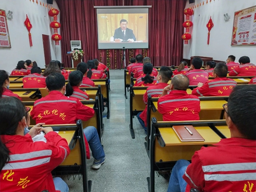 向抗疫英雄致敬！宜化集團(tuán)組織收看全國抗擊新冠肺炎疫情表彰大會(huì)(圖2)