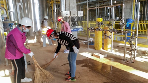 感受工程氛圍參與工程建設 集團總部機關干部到新材料公司現(xiàn)場勞動(圖2)