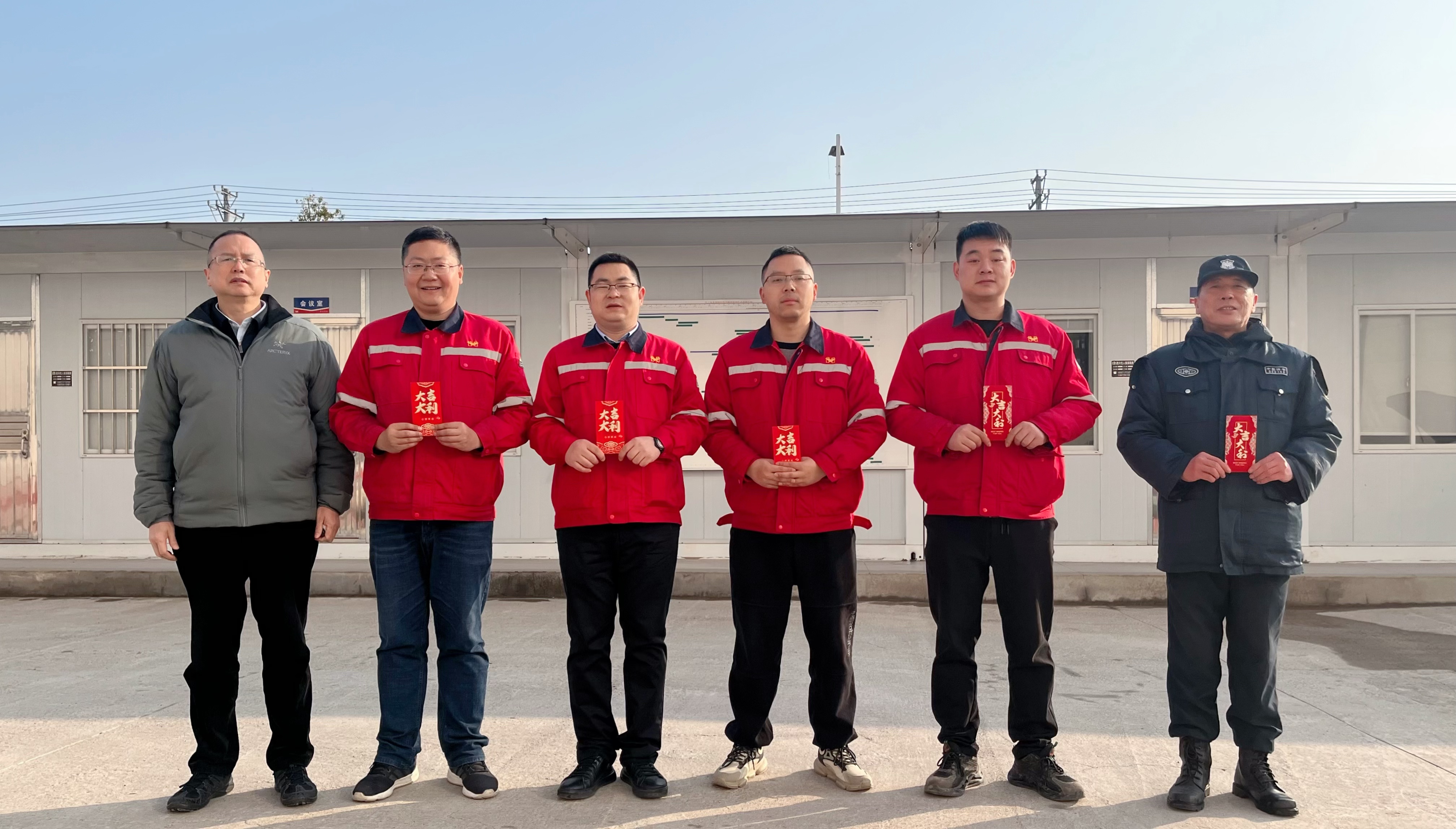 化機(jī)公司黨委書記、董事長、總經(jīng)理?xiàng)钪袧傻巾?xiàng)目現(xiàn)場走訪慰問(圖2)