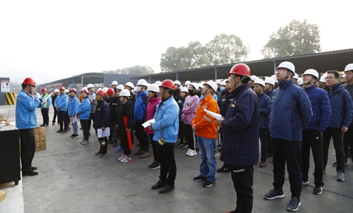 熱火朝天！集團總部140余人到股份公司氯堿分廠開展勞動