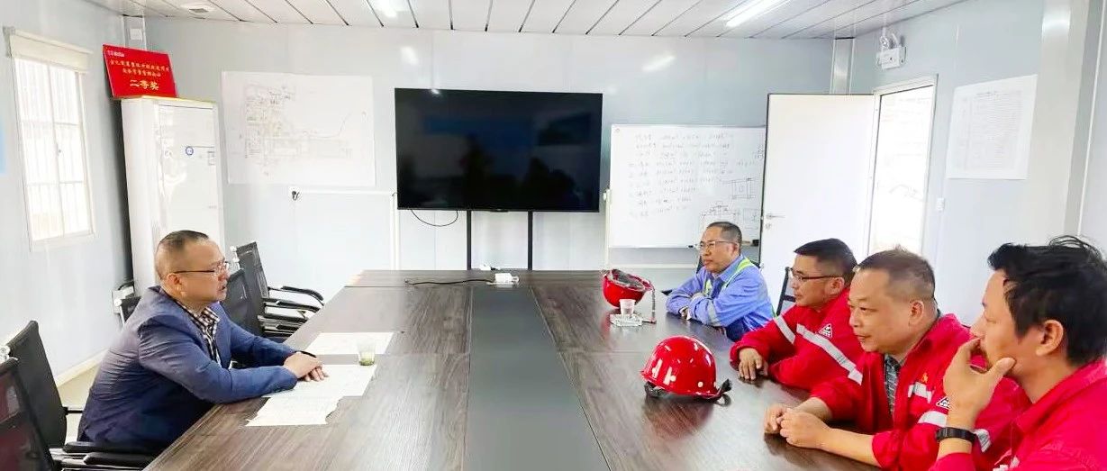 化機公司黨委書記、董事長、總經(jīng)理楊中澤到楚星項目現(xiàn)場辦公